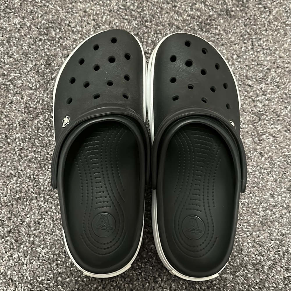 Men’s size 10 women’s 12 black crocs.